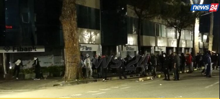 Përplasje me policinë hidhen gurë, thyhen xhamat e katit të parë tek Kryesia e Kuvendit