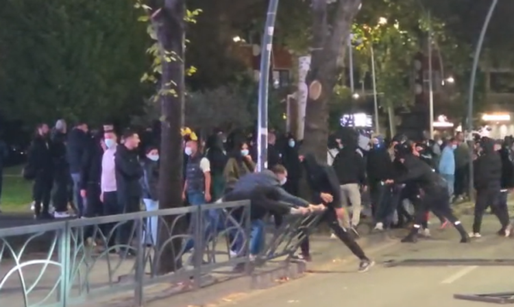 Revolta e studentëve në Tiranë, bllokohet kryqëzimin te ‘9-katëshet’