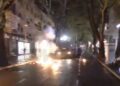 Përshkallëzohet situata, molotov drejt autoblindës së policisë, efektivët ndjekin protestuesit në rrugica