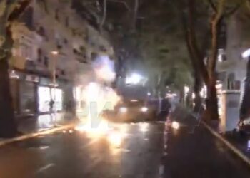 Përshkallëzohet situata, molotov drejt autoblindës së policisë, efektivët ndjekin protestuesit në rrugica