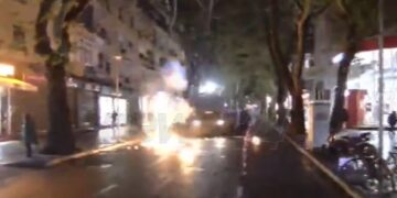 Përshkallëzohet situata, molotov drejt autoblindës së policisë, efektivët ndjekin protestuesit në rrugica