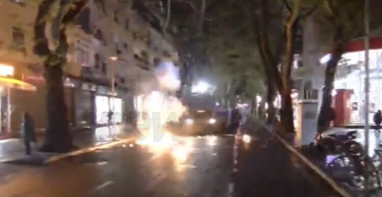 Përshkallëzohet situata, molotov drejt autoblindës së policisë, efektivët ndjekin protestuesit në rrugica