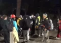 Të rinjtë qëndrojnë përpara Kryeministrisë për orë të tëra pa krijuar incidente