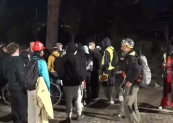 Të rinjtë qëndrojnë përpara Kryeministrisë për orë të tëra pa krijuar incidente