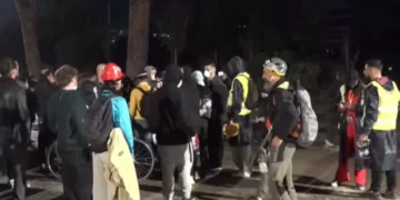 Të rinjtë qëndrojnë përpara Kryeministrisë për orë të tëra pa krijuar incidente
