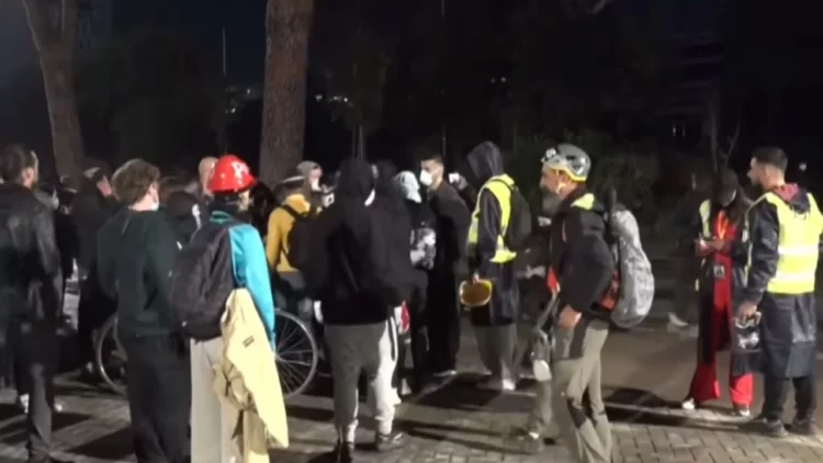 Të rinjtë qëndrojnë përpara Kryeministrisë për orë të tëra pa krijuar incidente