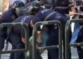 Të pamëshirshëm! Grupi i policëve rrethon dhe shtrin përtokë burrin e moshuar