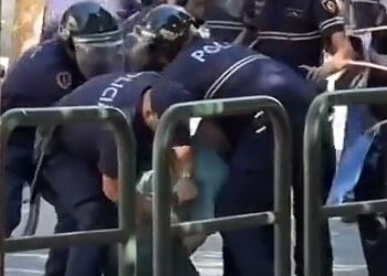 Të pamëshirshëm! Grupi i policëve rrethon dhe shtrin përtokë burrin e moshuar
