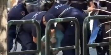 Të pamëshirshëm! Grupi i policëve rrethon dhe shtrin përtokë burrin e moshuar