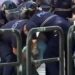 Të pamëshirshëm! Grupi i policëve rrethon dhe shtrin përtokë burrin e moshuar