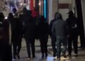Persona të maskuar dalin nga Ministria e Brendshme dhe ecin përmes policisë (VIDEO)