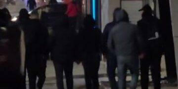 Persona të maskuar dalin nga Ministria e Brendshme dhe ecin përmes policisë (VIDEO)