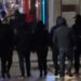 Persona të maskuar dalin nga Ministria e Brendshme dhe ecin përmes policisë (VIDEO)