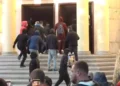 Protestuesit thyejnë derën e Ministrisë së Ekonomisë, futen në ambientet e brendshme