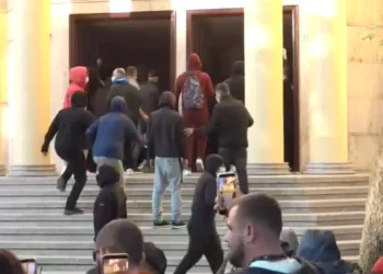 Protestuesit thyejnë derën e Ministrisë së Ekonomisë, futen në ambientet e brendshme