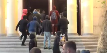 Protestuesit thyejnë derën e Ministrisë së Ekonomisë, futen në ambientet e brendshme