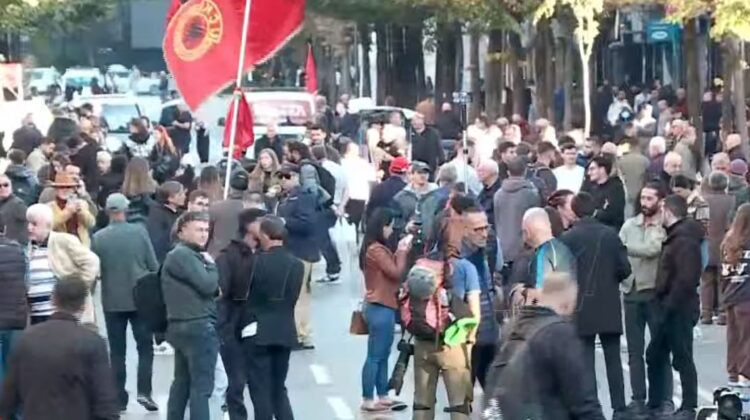 Protesta studentore, dita e 14-të: Qytetarë dhe të rinj mblidhen masivisht para Ministrisë së Arsimit