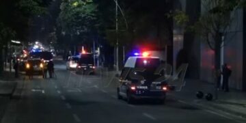 Shoqërime me forcë pranë selisë së PS, rrethim në hyrje të bulevardit dhe qendrës