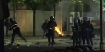Policëve u mbaron gazi, gjuajnë me gurë drejt qytetarëve në Bulevard