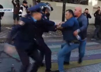 Përplasje te Ministria e Arsimit, policia shoqëron disa protestues