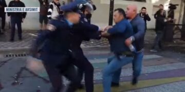 Përplasje te Ministria e Arsimit, policia shoqëron disa protestues