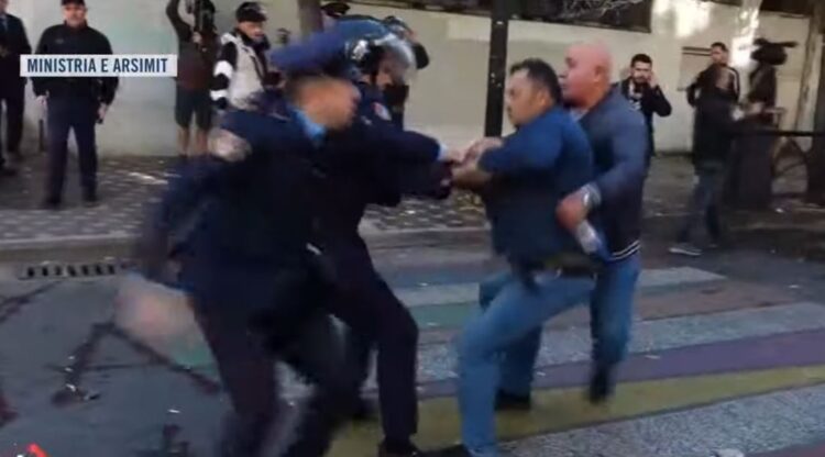 Përplasje te Ministria e Arsimit, policia shoqëron disa protestues