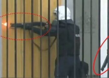 Situatë e rrezikshme në bulevard! Efektivët e policisë nisin të qëllojnë me plumba gome drejt të rinjve