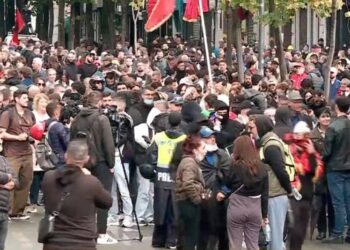 “Polici e krimit!”-Pas grumbullimit te Ministria e Arsimit, protestuesit marshojnë drejt Kryeministrisë