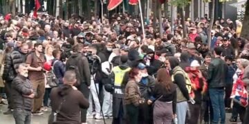 “Polici e krimit!”-Pas grumbullimit te Ministria e Arsimit, protestuesit marshojnë drejt Kryeministrisë