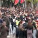 “Polici e krimit!”-Pas grumbullimit te Ministria e Arsimit, protestuesit marshojnë drejt Kryeministrisë