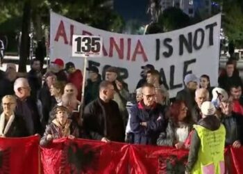35 ditë revoltë/ Qytetarët marshojnë me thirrjet: Dorëheqje!