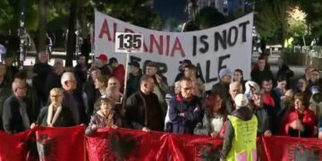 35 ditë revoltë/ Qytetarët marshojnë me thirrjet: Dorëheqje!