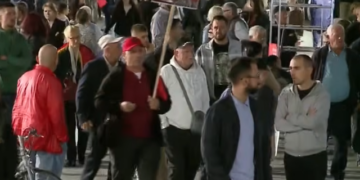 Protestuesit bllokojnë daljen kryesore të Kryeministrisë, aktivisti: Godina është e jona, jo e Ramës