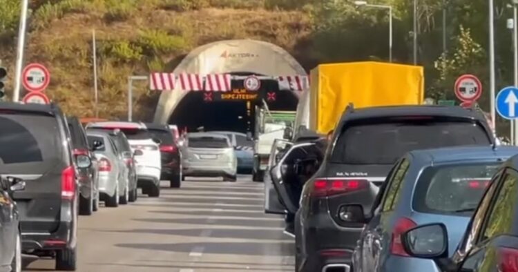 Bllokohet hyrja e tunelit Tiranë-Elbasan, policia në vendngjarje