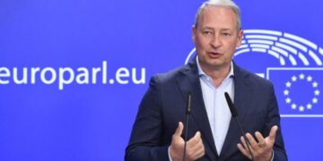 Raportuesi i PE-së për Shqipërinë: Të rinjtë po dalin në rrugë për arsimin, nga Parisi dhe Berlini deri në Tiranë