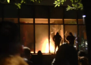 Protestuesit zhvendosin revoltën te Ministria e Drejtësisë, studentët i vënë flakën godinës