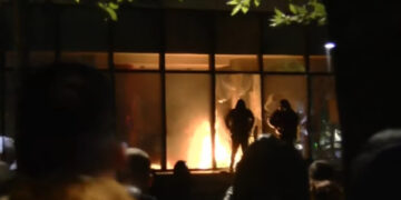 Protestuesit zhvendosin revoltën te Ministria e Drejtësisë, studentët i vënë flakën godinës