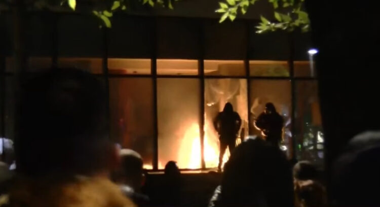 Protestuesit zhvendosin revoltën te Ministria e Drejtësisë, studentët i vënë flakën godinës
