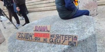 “Dorëheqje!”-Protestuesit u vënë flakën karrigeve që Rama nxori për “dialog”