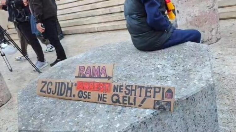 “Dorëheqje!”-Protestuesit u vënë flakën karrigeve që Rama nxori për “dialog”