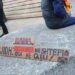“Dorëheqje!”-Protestuesit u vënë flakën karrigeve që Rama nxori për “dialog”