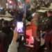 Protestuesit bllokojnë dhe shkatërrojnë makinën e policisë, dy mjete të bashkisë i djegin