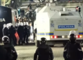 Protestuesit zhvendosen në rrugën “Myslym Shyri”/ Bllokojnë qarkullimin me koshat e mbeturinave