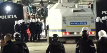 Protestuesit zhvendosen në rrugën “Myslym Shyri”/ Bllokojnë qarkullimin me koshat e mbeturinave