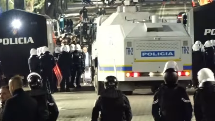 Protestuesit zhvendosen në rrugën “Myslym Shyri”/ Bllokojnë qarkullimin me koshat e mbeturinave