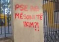 Protesta e studentëve/ Grafiti i veçantë i të rinjve para Ministrisë së Arsimit: Pse na mësoni të ikim