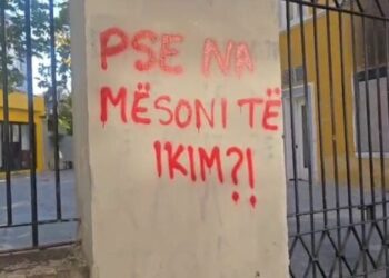 Protesta e studentëve/ Grafiti i veçantë i të rinjve para Ministrisë së Arsimit: Pse na mësoni të ikim