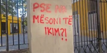 Protesta e studentëve/ Grafiti i veçantë i të rinjve para Ministrisë së Arsimit: Pse na mësoni të ikim