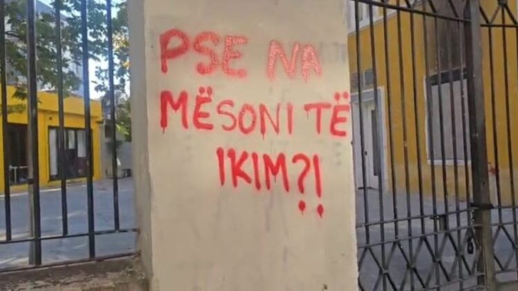 Protesta e studentëve/ Grafiti i veçantë i të rinjve para Ministrisë së Arsimit: Pse na mësoni të ikim