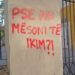 Protesta e studentëve/ Grafiti i veçantë i të rinjve para Ministrisë së Arsimit: Pse na mësoni të ikim